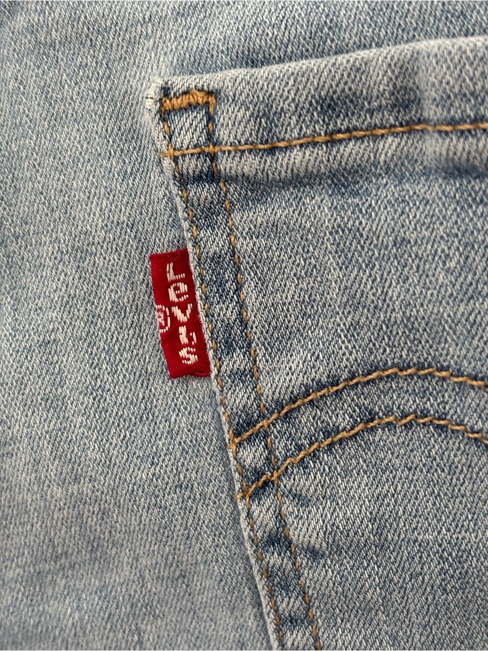 Levi’s Mid Length Denim Shorts Women’s Size 32 Light Wash Cuffed Stretch #118 - Picture 4 of 5
